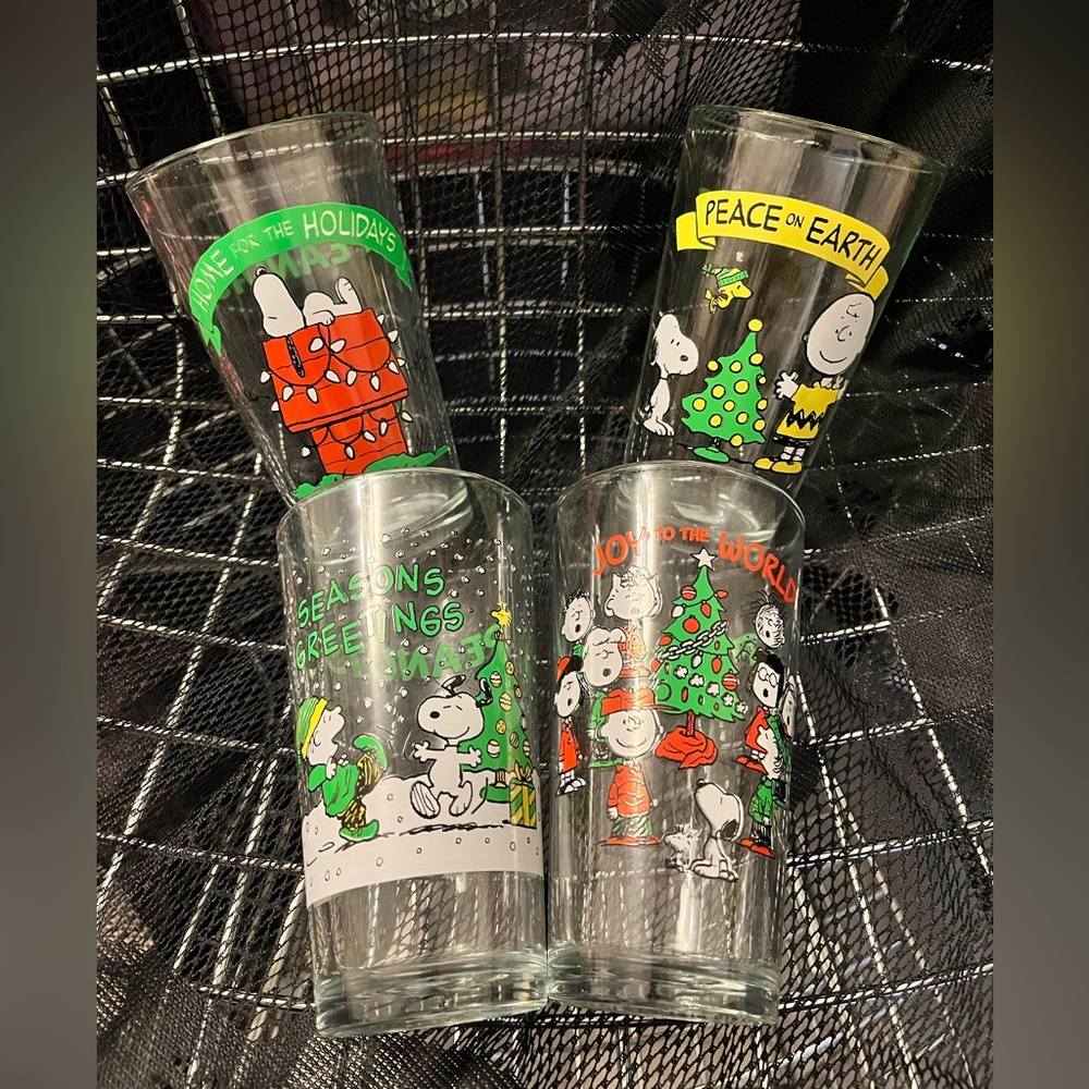 Set of 4: Vintage Peanuts Holiday Themed Glass Set (Made in the USA)
